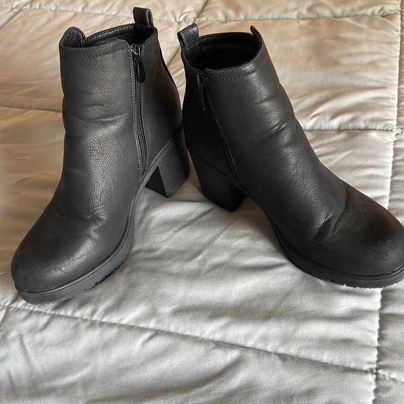 DREAM PAIRS Women's Low Heel Chunky Ankle Boots | Women 8.5 - Picture 4 of 5